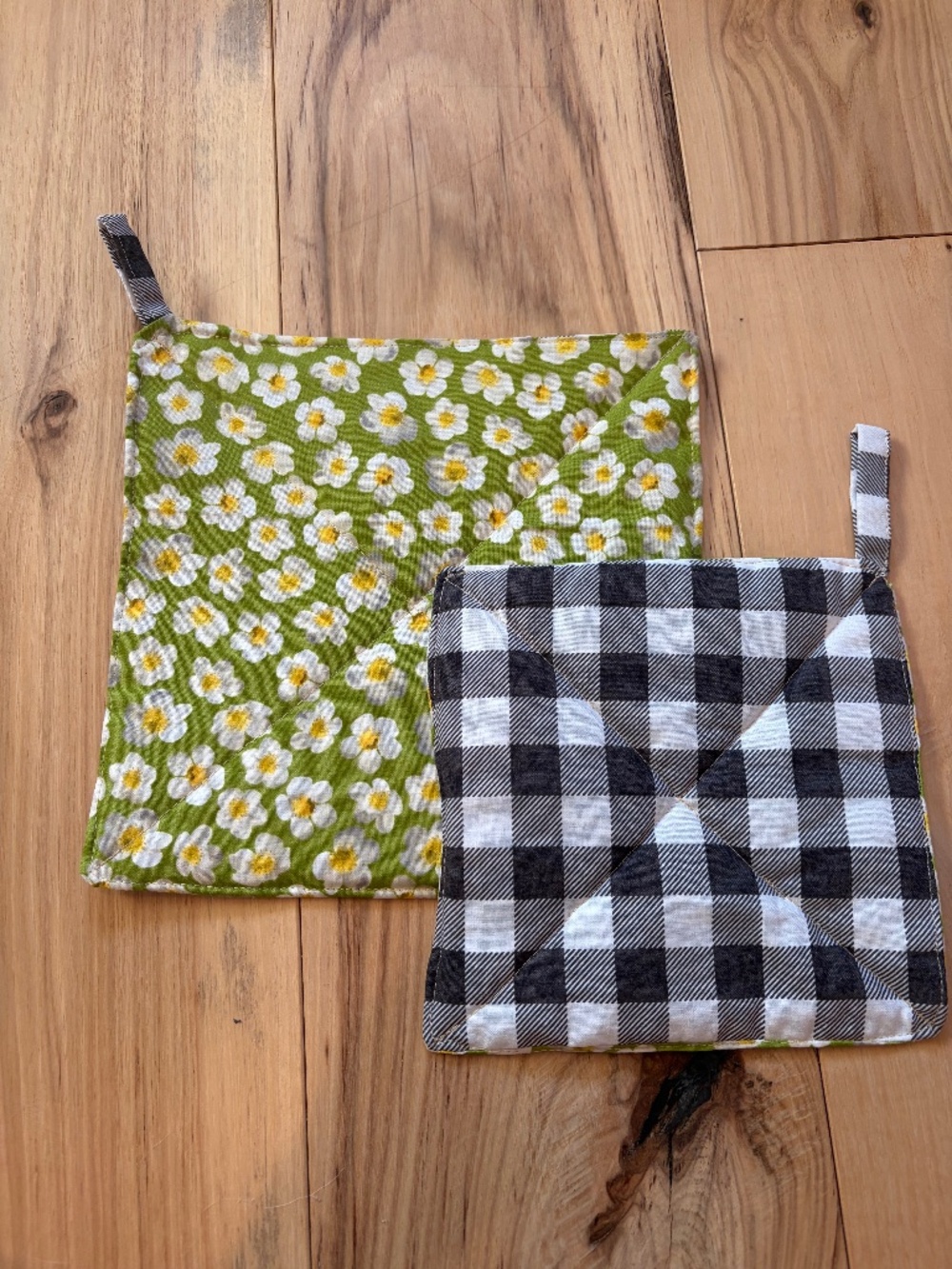 Handmade Reversible Potholders Green Daisy Black Gingham Quilted Hot Pads 2pc